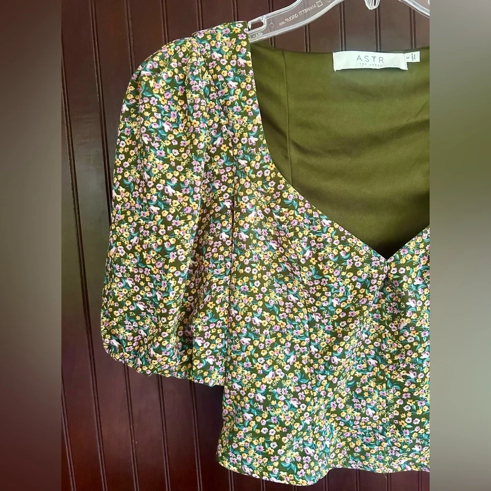 Astr Olive Green Floral Puff Sleeve V-Neck Blouse